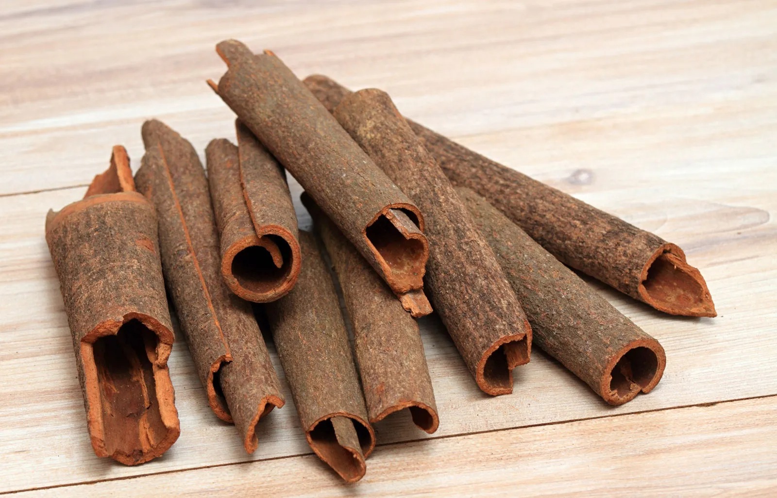 Pure and Natural Cinnamon Essential Oil Supplier
